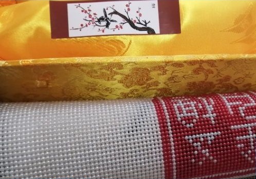 10月2日，在家做手工活掙錢，寄到家做的手工活，手工之家堅(jiān)持對(duì)珠繡非遺傳統(tǒng)手工的傳承和創(chuàng)新，圖為勵(lì)志珠珠繡串珠手工產(chǎn)品及外包裝剪影