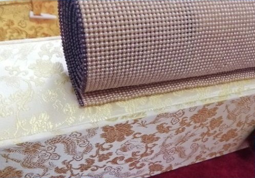 10月2日，在家做手工活掙錢，寄到家做的手工活，手工之家堅(jiān)持對(duì)珠繡非遺傳統(tǒng)手工的傳承和創(chuàng)新，圖為勵(lì)志珠珠繡串珠手工產(chǎn)品及外包裝剪影