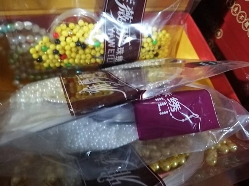 10月3日，接手工活訂單的平臺，可以帶回家做的手工活，加工沒難度，剛做手工之家的珠繡串珠手工活要注意什么？圖為勵志珠珠繡串珠小手工產(chǎn)品材料剪影