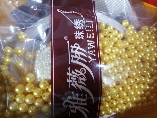 10月3日，接手工活訂單的平臺，可以帶回家做的手工活，加工沒難度，剛做手工之家的珠繡串珠手工活要注意什么？圖為勵志珠珠繡串珠小手工產(chǎn)品材料剪影