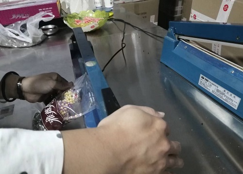 10月3日，接手工活訂單的平臺，可以帶回家做的手工活，加工沒難度，剛做手工之家的珠繡串珠手工活要注意什么？圖為勵志珠珠繡串珠小手工產(chǎn)品材料剪影