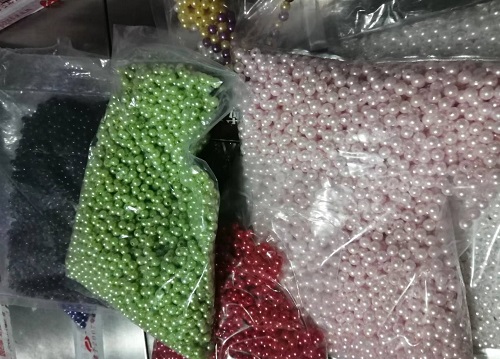 10月3日，接手工活訂單的平臺，可以帶回家做的手工活，加工沒難度，剛做手工之家的珠繡串珠手工活要注意什么？圖為勵志珠珠繡串珠小手工產(chǎn)品材料剪影