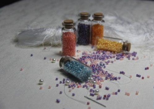 10月4日，手工兼職招聘帶回家做，手工活外發(fā)加工，積極扶持，手工之家的這個(gè)項(xiàng)目是很多人創(chuàng)業(yè)的好選擇，圖為勵(lì)志珠珠繡串珠手工材料剪影