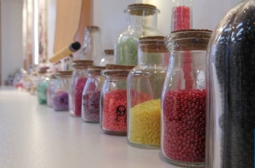 10月4日，手工兼職招聘帶回家做，手工活外發(fā)加工，積極扶持，手工之家的這個(gè)項(xiàng)目是很多人創(chuàng)業(yè)的好選擇，圖為勵(lì)志珠珠繡串珠手工材料剪影