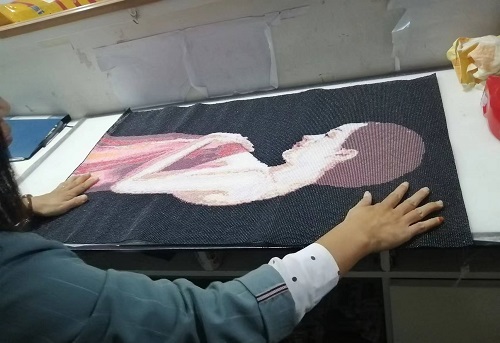 10月6日，加工活外放的正規(guī)公司，手工活外發(fā)加工正規(guī)的廠家，干凈、自由，常年有活兒，手工之家的手工活是適合在家做的手工活，圖為勵志珠珠繡成品倉庫驗收剪影