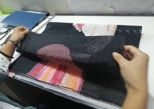 10月6日，加工活外放的正規(guī)公司，手工活外發(fā)加工正規(guī)的廠家，干凈、自由，常年有活兒，手工之家的手工活是適合在家做的手工活，圖為勵志珠珠繡成品倉庫驗收剪影