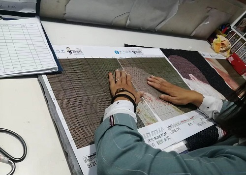 10月6日，加工活外放的正規(guī)公司，手工活外發(fā)加工正規(guī)的廠家，干凈、自由，常年有活兒，手工之家的手工活是適合在家做的手工活，圖為勵志珠珠繡成品倉庫驗收剪影