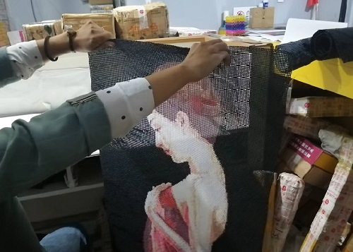 10月6日，加工活外放的正規(guī)公司，手工活外發(fā)加工正規(guī)的廠家，干凈、自由，常年有活兒，手工之家的手工活是適合在家做的手工活，圖為勵志珠珠繡成品倉庫驗收剪影