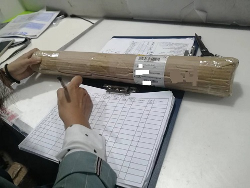 10月7日，寄到家做的手工活，正規(guī)手工活外發(fā)加工項(xiàng)目，在手工之家，質(zhì)量和收入是成正比的，圖為勵(lì)志珠珠繡手工成品倉庫驗(yàn)貨拆除包裝剪影