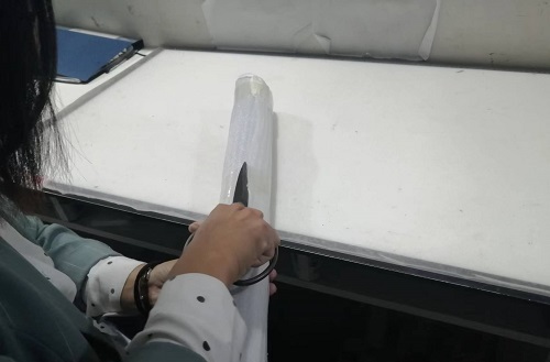 10月7日，寄到家做的手工活，正規(guī)手工活外發(fā)加工項(xiàng)目，在手工之家，質(zhì)量和收入是成正比的，圖為勵(lì)志珠珠繡手工成品倉庫驗(yàn)貨拆除包裝剪影