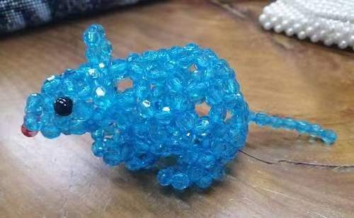 10月9日，拿回家做的手工活，可靠的手工活外發(fā)，產(chǎn)品設(shè)計(jì)精美、種類豐富，就在手工之家，圖為勵(lì)志珠珠繡串珠手工產(chǎn)品剪影