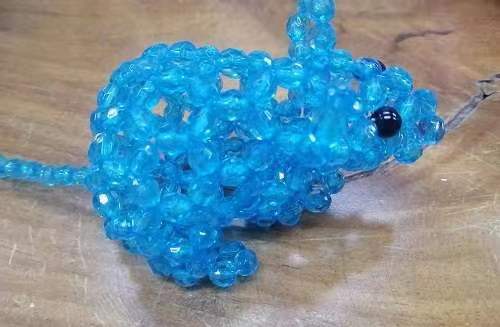 10月9日，拿回家做的手工活，可靠的手工活外發(fā)，產(chǎn)品設(shè)計(jì)精美、種類豐富，就在手工之家，圖為勵(lì)志珠珠繡串珠手工產(chǎn)品剪影