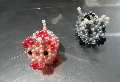 10月10日，寄到家做的手工活，手工串珠兼職，加工材料郵寄提供，手工之家這樣做，圖為勵(lì)志珠珠繡串珠手工產(chǎn)品剪影