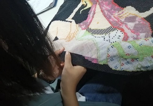 10月11日，帶回家做的手工活，農(nóng)村手工活加工，在家做手工之家的珠繡串珠手工活要認(rèn)真用心，圖為勵(lì)志珠珠繡串珠手工產(chǎn)品驗(yàn)收剪影