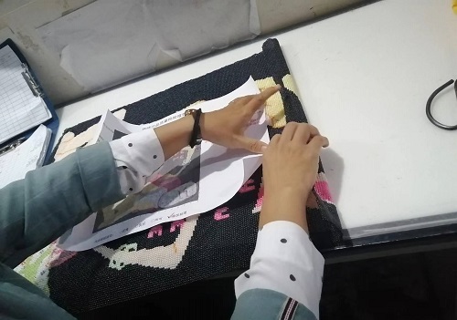 10月11日，帶回家做的手工活，農(nóng)村手工活加工，在家做手工之家的珠繡串珠手工活要認(rèn)真用心，圖為勵(lì)志珠珠繡串珠手工產(chǎn)品驗(yàn)收剪影