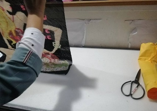 10月11日，帶回家做的手工活，農(nóng)村手工活加工，在家做手工之家的珠繡串珠手工活要認(rèn)真用心，圖為勵(lì)志珠珠繡串珠手工產(chǎn)品驗(yàn)收剪影