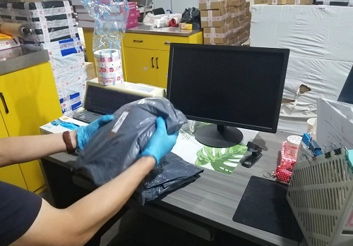 10月12日，想接正規(guī)廠家的手工活，在家做手工活，很受歡迎的手工之家敬業(yè)、重視服務，圖為勵志珠珠繡串珠手工材料倉庫發(fā)貨剪影