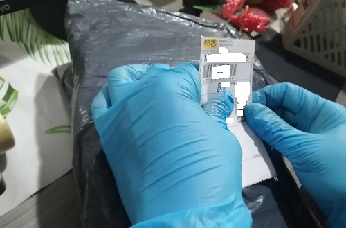 10月12日，想接正規(guī)廠家的手工活，在家做手工活，很受歡迎的手工之家敬業(yè)、重視服務，圖為勵志珠珠繡串珠手工材料倉庫發(fā)貨剪影