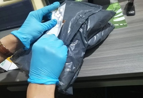 10月12日，想接正規(guī)廠家的手工活，在家做手工活，很受歡迎的手工之家敬業(yè)、重視服務，圖為勵志珠珠繡串珠手工材料倉庫發(fā)貨剪影