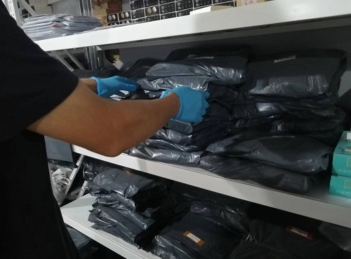 10月12日，想接正規(guī)廠家的手工活，在家做手工活，很受歡迎的手工之家敬業(yè)、重視服務，圖為勵志珠珠繡串珠手工材料倉庫發(fā)貨剪影