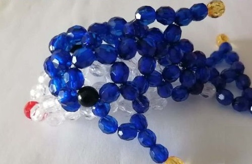 10月14日，純手工活外發(fā)加工項目，附近手工活拿回家做，手工之家和珠繡串珠手工優(yōu)勢明顯，圖為勵志珠珠繡串珠手工產(chǎn)品剪影