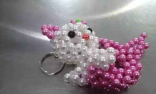 10月14日，純手工活外發(fā)加工項目，附近手工活拿回家做，手工之家和珠繡串珠手工優(yōu)勢明顯，圖為勵志珠珠繡串珠手工產(chǎn)品剪影