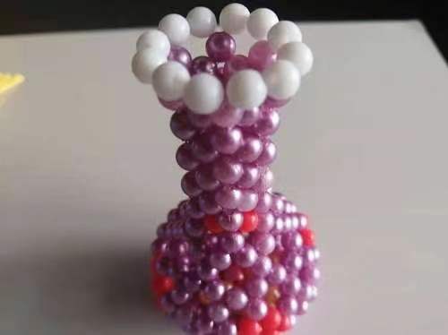 10月14日，純手工活外發(fā)加工項目，附近手工活拿回家做，手工之家和珠繡串珠手工優(yōu)勢明顯，圖為勵志珠珠繡串珠手工產(chǎn)品剪影