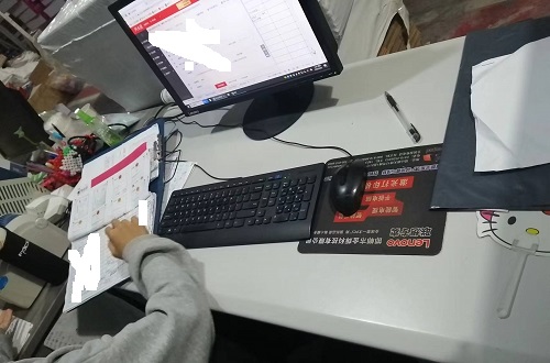 10月15日，全國(guó)正規(guī)手工活平臺(tái)有哪些，急招在家做手工，手工之家的加工人員都很棒，圖為勵(lì)志珠珠繡串珠手工產(chǎn)品驗(yàn)收登記剪影