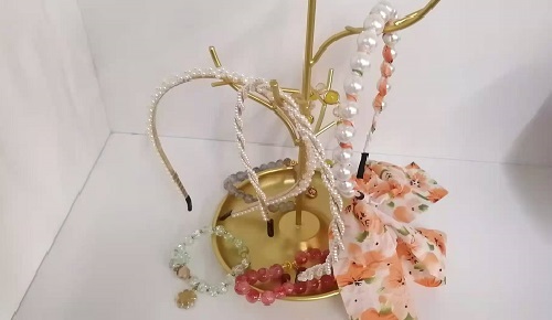 10月16日，農(nóng)村手工活加工項目，可靠的手工活外發(fā)，與手工之家合作，放心居家掙錢，圖為勵志珠珠繡串珠手工產(chǎn)品剪影