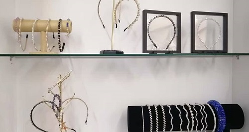 10月16日，農(nóng)村手工活加工項目，可靠的手工活外發(fā)，與手工之家合作，放心居家掙錢，圖為勵志珠珠繡串珠手工產(chǎn)品剪影