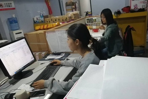 10月17日，代加工手工活，在家兼職手工活，越來越多人在手工之家做珠繡串珠手工掙錢，圖為勵志珠珠繡串珠成品倉庫剪影