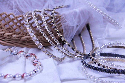 10月18日，手工加工回收項(xiàng)目，手工活加工，足不出戶手工掙錢，選正規(guī)廠家手工之家，圖為勵(lì)志珠珠繡串珠手工產(chǎn)品剪影