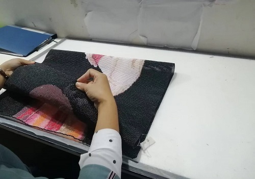 10月19日，想接正規(guī)廠家的手工活，正規(guī)外發(fā)手工活，手工之家允許加工人員自己銷售手工產(chǎn)品嗎？圖為勵(lì)志珠珠繡串珠手工產(chǎn)品驗(yàn)收剪影