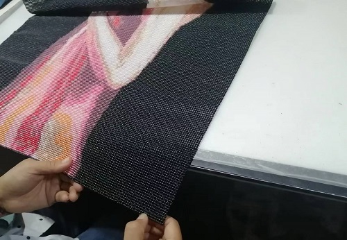 10月19日，想接正規(guī)廠家的手工活，正規(guī)外發(fā)手工活，手工之家允許加工人員自己銷售手工產(chǎn)品嗎？圖為勵(lì)志珠珠繡串珠手工產(chǎn)品驗(yàn)收剪影