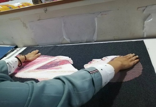 10月19日，想接正規(guī)廠家的手工活，正規(guī)外發(fā)手工活，手工之家允許加工人員自己銷售手工產(chǎn)品嗎？圖為勵(lì)志珠珠繡串珠手工產(chǎn)品驗(yàn)收剪影