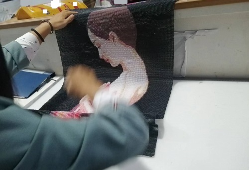 10月19日，想接正規(guī)廠家的手工活，正規(guī)外發(fā)手工活，手工之家允許加工人員自己銷售手工產(chǎn)品嗎？圖為勵(lì)志珠珠繡串珠手工產(chǎn)品驗(yàn)收剪影