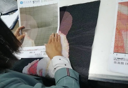 10月19日，想接正規(guī)廠家的手工活，正規(guī)外發(fā)手工活，手工之家允許加工人員自己銷售手工產(chǎn)品嗎？圖為勵(lì)志珠珠繡串珠手工產(chǎn)品驗(yàn)收剪影