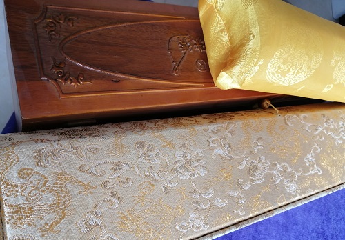 10月20日，拿回家做的手工活，長(zhǎng)期穩(wěn)定的手工活，手工之家的個(gè)性化定制服務(wù)讓人滿意，圖為勵(lì)志珠珠繡串珠手工產(chǎn)品及外包裝剪影