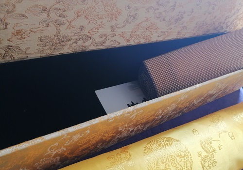 10月20日，拿回家做的手工活，長(zhǎng)期穩(wěn)定的手工活，手工之家的個(gè)性化定制服務(wù)讓人滿意，圖為勵(lì)志珠珠繡串珠手工產(chǎn)品及外包裝剪影