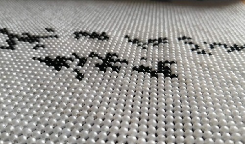 10月21日，純手工創(chuàng)業(yè)項(xiàng)目，正規(guī)可靠的在家手工項(xiàng)目，手工之家的加工人員有推薦，圖為勵志珠珠繡串珠手工產(chǎn)品剪影