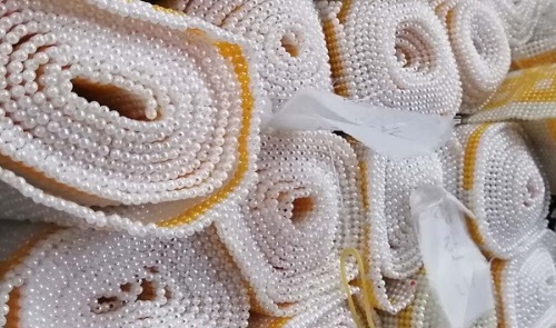 10月21日，純手工創(chuàng)業(yè)項(xiàng)目，正規(guī)可靠的在家手工項(xiàng)目，手工之家的加工人員有推薦，圖為勵志珠珠繡串珠手工產(chǎn)品剪影