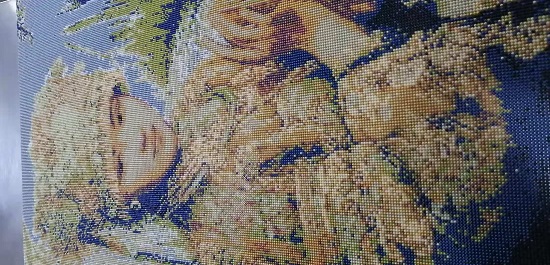 10月24日，靈活就業(yè)創(chuàng)業(yè)，手工加工回收項目，手工之家的加工費結(jié)算讓人踏實，圖為勵志珠珠繡串珠手工產(chǎn)品剪影