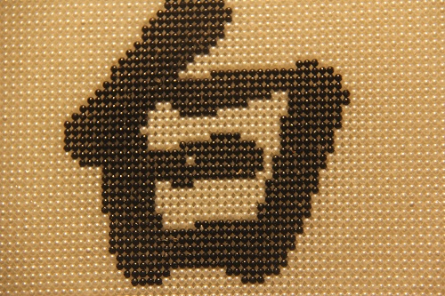 10月26日，想居家手工掙錢(qián)，串珠活居家就業(yè)創(chuàng)業(yè)，手工之家對(duì)加工人員有這樣的要求，圖為勵(lì)志珠珠繡串珠手工產(chǎn)品細(xì)節(jié)剪影