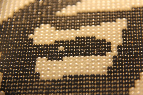 10月26日，想居家手工掙錢(qián)，串珠活居家就業(yè)創(chuàng)業(yè)，手工之家對(duì)加工人員有這樣的要求，圖為勵(lì)志珠珠繡串珠手工產(chǎn)品細(xì)節(jié)剪影