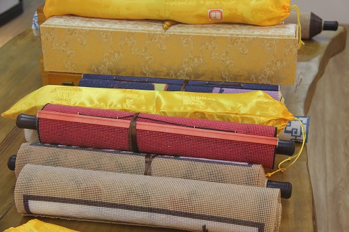 10月26日，想居家手工掙錢(qián)，串珠活居家就業(yè)創(chuàng)業(yè)，手工之家對(duì)加工人員有這樣的要求，圖為勵(lì)志珠珠繡串珠手工產(chǎn)品細(xì)節(jié)剪影