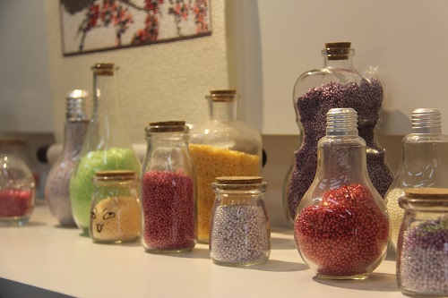 10月26日，想居家手工掙錢(qián)，串珠活居家就業(yè)創(chuàng)業(yè)，手工之家對(duì)加工人員有這樣的要求，圖為勵(lì)志珠珠繡串珠手工產(chǎn)品細(xì)節(jié)剪影