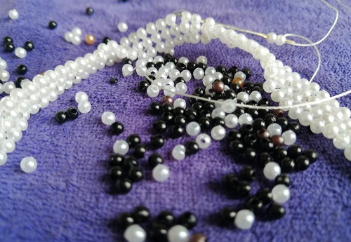 10月27日，靠譜的手工加工項目，在家做串珠手工掙錢，手工之家的手工項目很人性化，圖為勵志珠珠繡串珠手工產(chǎn)品剪影