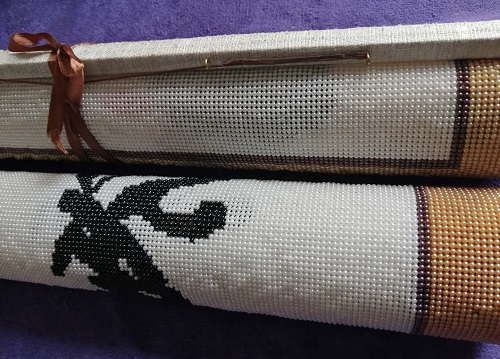 10月27日，靠譜的手工加工項目，在家做串珠手工掙錢，手工之家的手工項目很人性化，圖為勵志珠珠繡串珠手工產(chǎn)品剪影