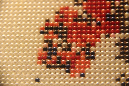 10月28日，正規(guī)外發(fā)加工手工，可靠的靈活就業(yè)項目，手工之家提供的服務(wù)一樣真誠，圖為勵志珠珠繡串珠手工產(chǎn)品細(xì)節(jié)剪影