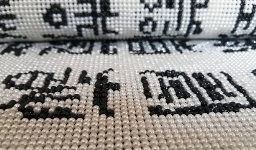 11月1日，居家創(chuàng)業(yè)項目，在家做的手工，加工人員找到手工之家的方式有很多種，圖為勵志珠珠繡串珠手工產品剪影